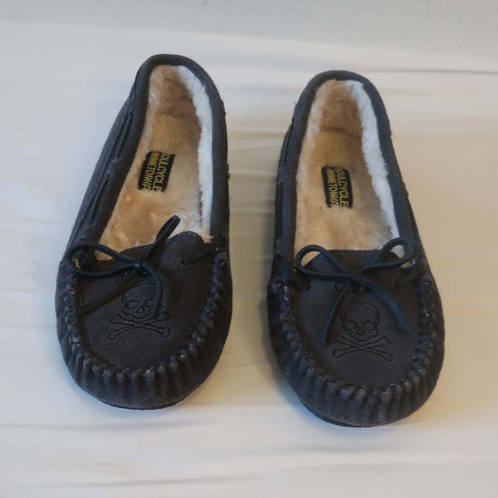 Womens Soulcycle Minnetonka Dark Gray Skull Faux Fur Lined Suede Moccasins 9 *